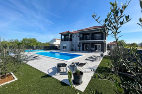 Modern Villa Freya with heated swimming pool, Murvica